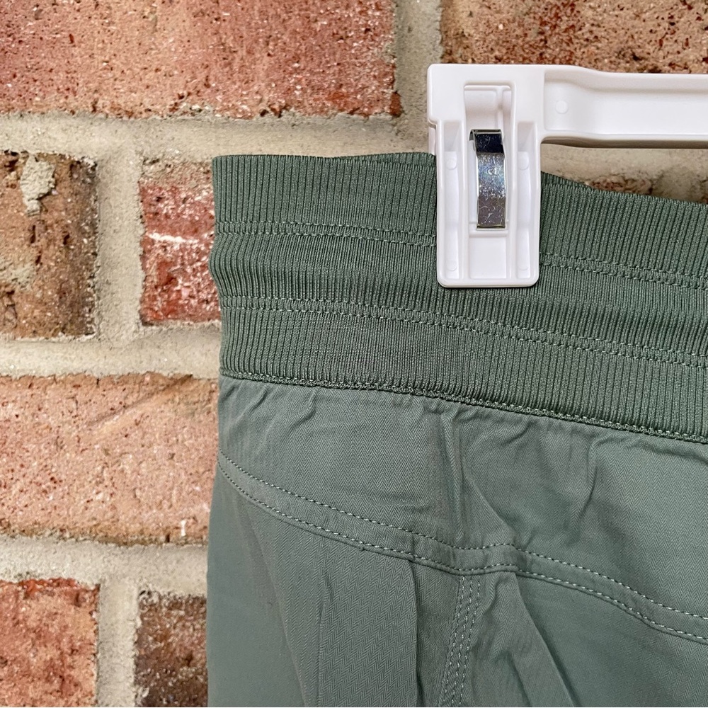 North Face sage green lightweight active capri pants Women Large - Picture 12 of 13